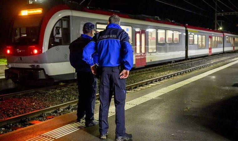 15 kişiyi trende rehin aldı: Vurularak etkisiz hale getirildi