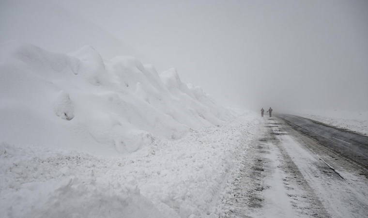 Hakkari'de çığ nedeniyle kapanan yol açıldı