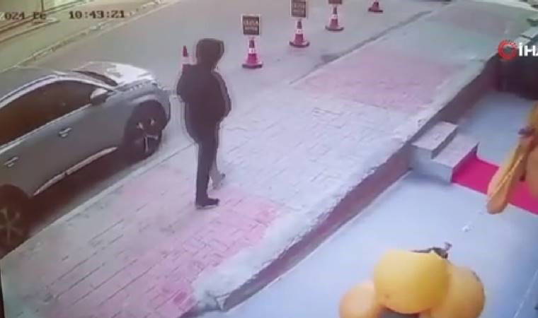 Dükkanın camlarını silerken silahlı saldırıya uğradı!