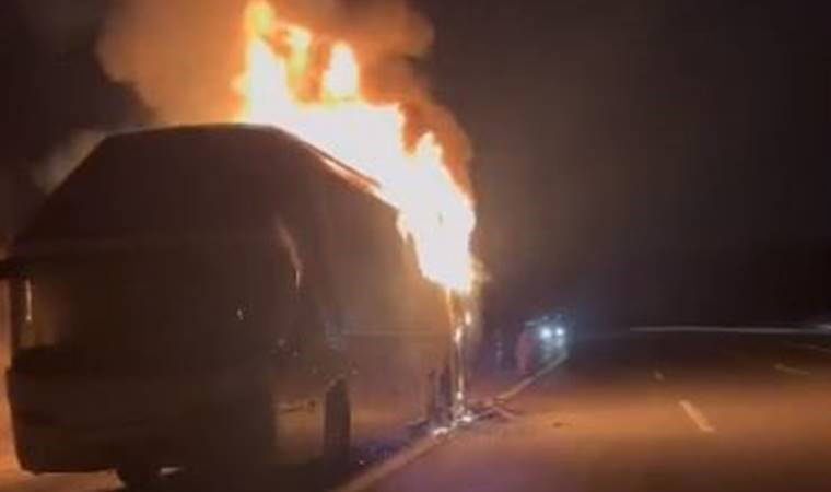 Korku dolu anlar... Seyir halindeki yolcu otobüsü alev aldı!