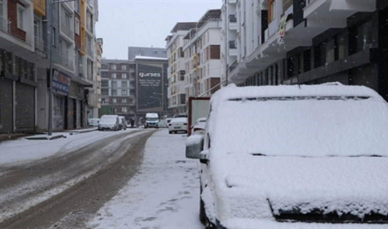 Van'da 152 yerleşim yerinin yolu kardan kapandı