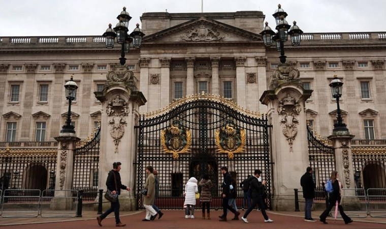 Buckingham Sarayı'nın kapısına çarptı: Gözaltına alındı