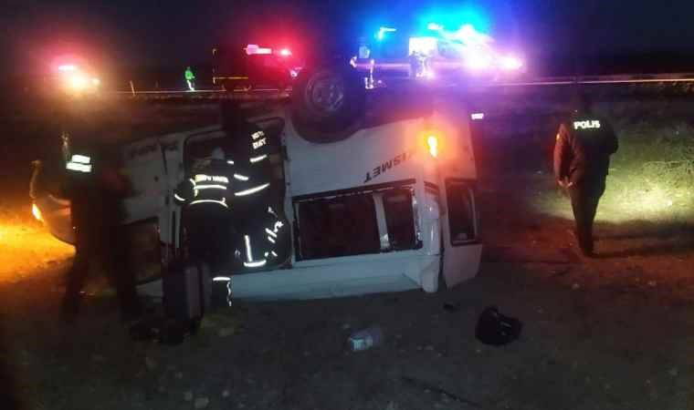 Minibüs şarampole devrildi: Yaralılar var!