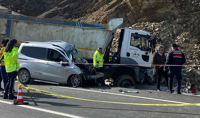 Gökçeada’da kamyon ile ticari araç kafa kaya çarpıştı: 1 kişi öldü