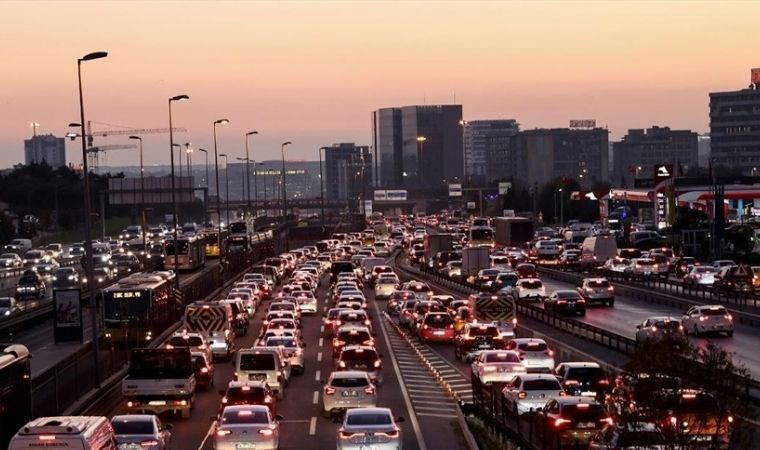 İlk iftar öncesi İstanbul'da trafik kilitlendi: Yollar araç kuyrukları ile doldu