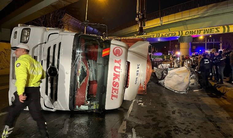 İstanbul Bakırköy'de TIR otomobilin üzerine devrildi, 4 kişi hayatını kaybetti