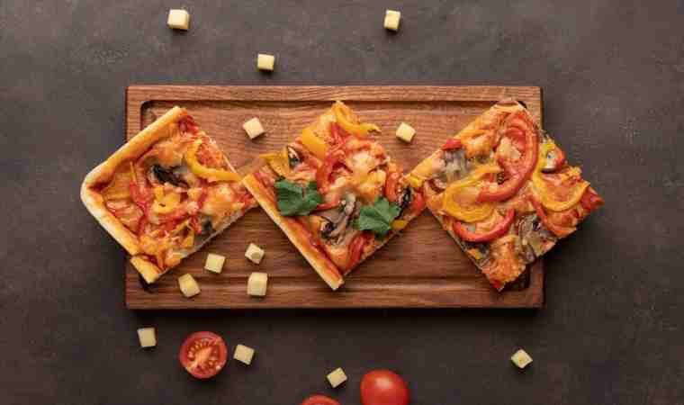 Bayat ekmekleri değerlendirin: 10 dakikada pizza tarifi!