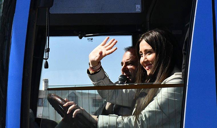 Sürücü kursu işletmeciliği yapan belediye başkan adayı seçim otobüsünü de kendisi kullanıyor