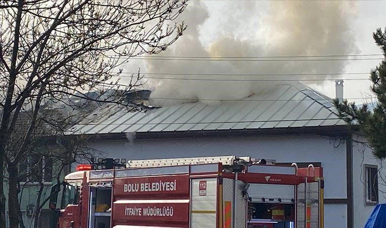 Balkona konulan soba kovasından çıkan yangında 2 ev zarar gördü