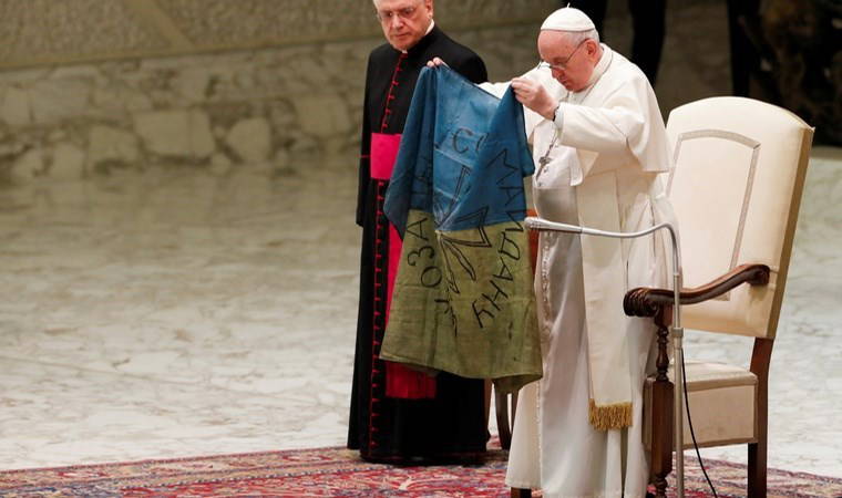 'Beyaz bayrak' krizi Avrupa'yı sarstı: Vatikan geri adım attı!