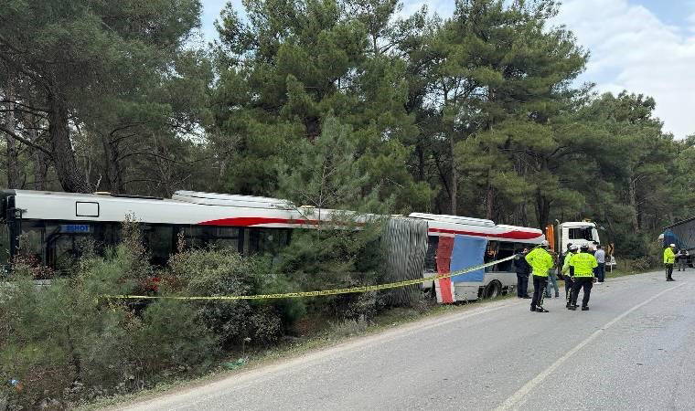 İzmir'de feci kaza... TIR ile otobüs çarpıştı: Ölü ve yaralılar var