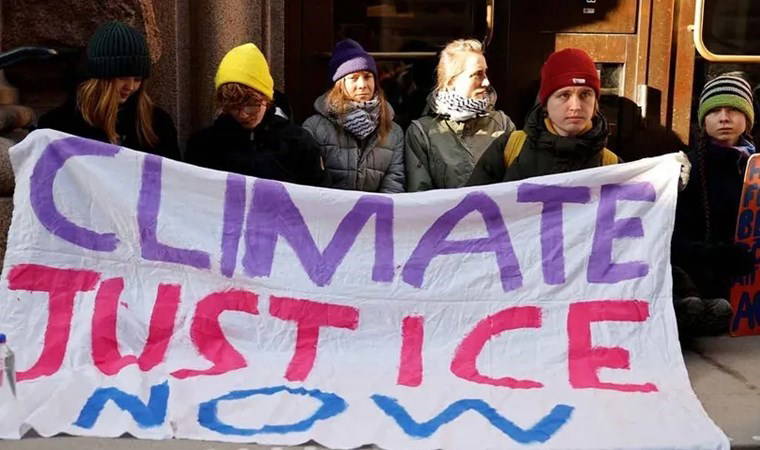 Greta Thunberg'den oturma eylemi: Polis uzaklaştırdı