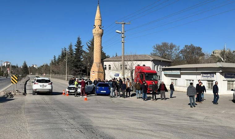 Otomobiller kavşakta çarpıştı: 3 yaralı