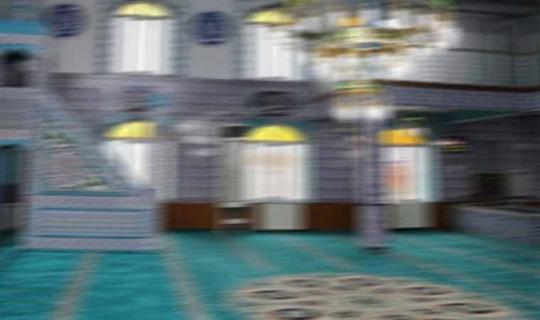 Namaza gelen cemaat buldu