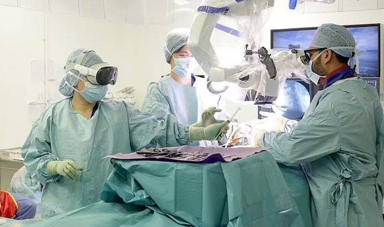 İngiltere'deki cerrahlar Apple Vision Pro'yu ameliyatta kullandı