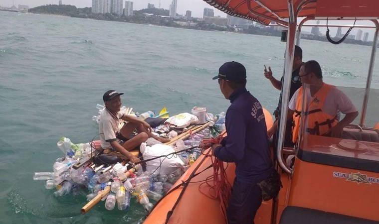 Pet şişelerden bot yaptı: Denizde mahsur kaldı