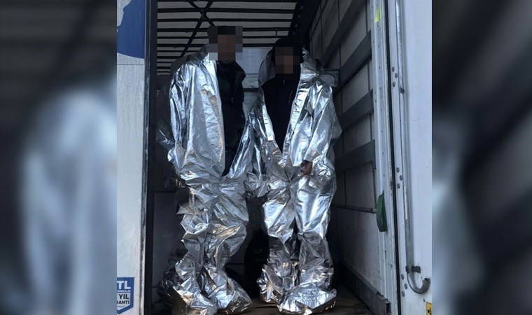 2 kaçak göçmen, TIR'da alüminyum folyo kaplı kıyafetle yakalandı