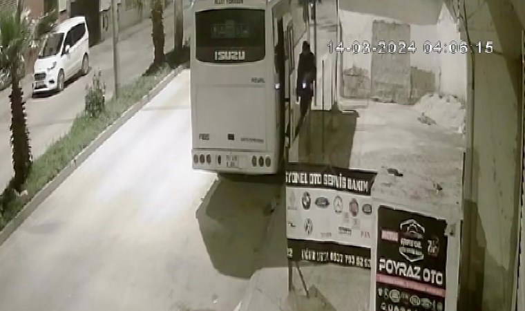 Benzin dökerek ateşe verdi... Adana'da midibüs kundaklama anı kameralara yansıdı