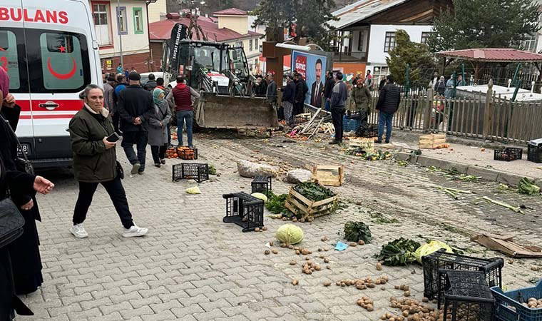 İş makinesi pazara daldı: Sebzeler etrafa saçıldı