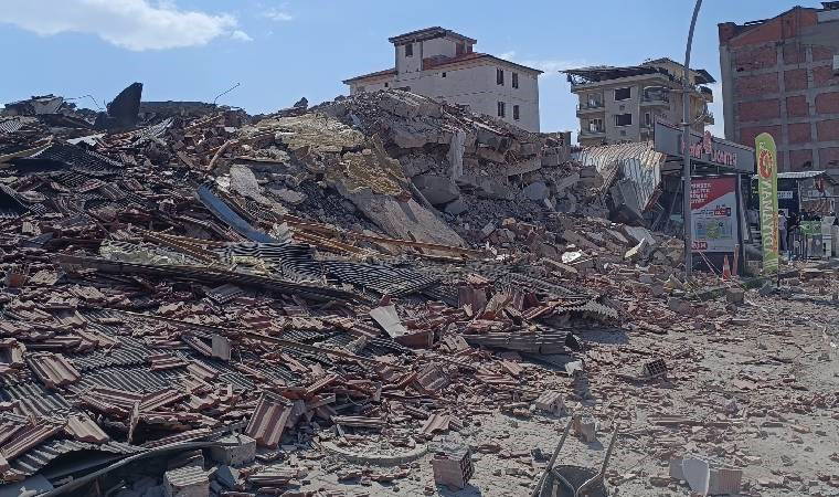 Ağır hasarlı binanın yıkımda sağlam işyeri zarar gördü!