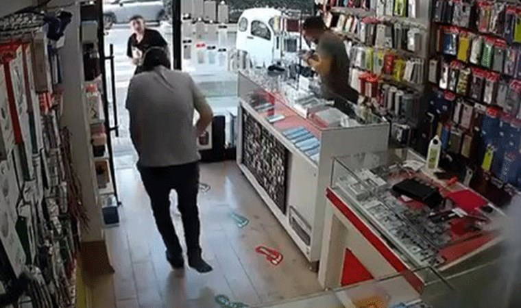 Patlayan batarya alev topuna döndü: Panik anları kameraya yansıdı