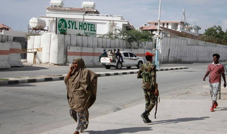 Somali'de milletvekili ve bürokratların bulunduğu otele saldırı
