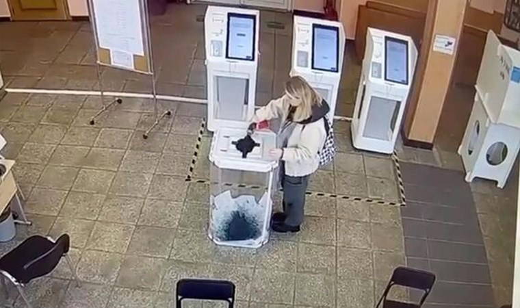 Görüntüleri çıktı: Rusya'daki seçim sandığına boyalı protesto