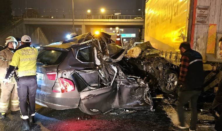 Bağcılar'da feci kaza... Otomobil, TIR’ın altına girdi!