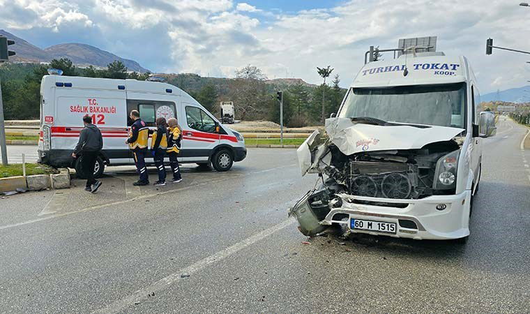 Ambulans ile minibüs çarpıştı: Yaralılar diğer ambulanslar ile hastaneye kaldırıldı