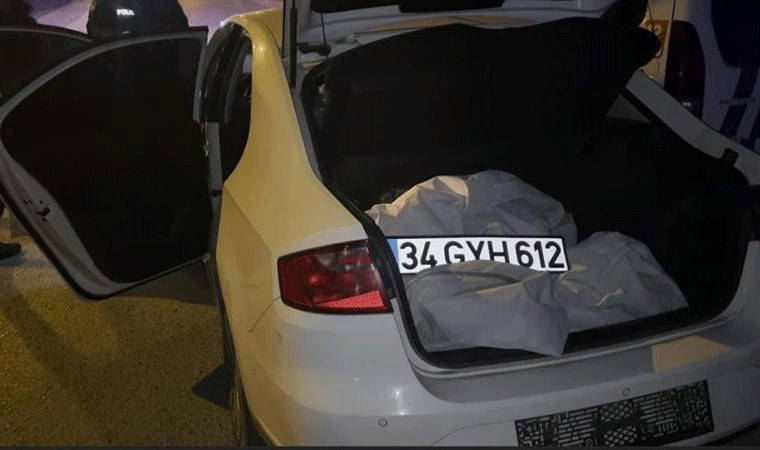 Polisin 'dur' ihtarına uymayan otomobilden uzun namlulu silahlar çıktı: Şüpheliler hareket halindeki araçtan atladı