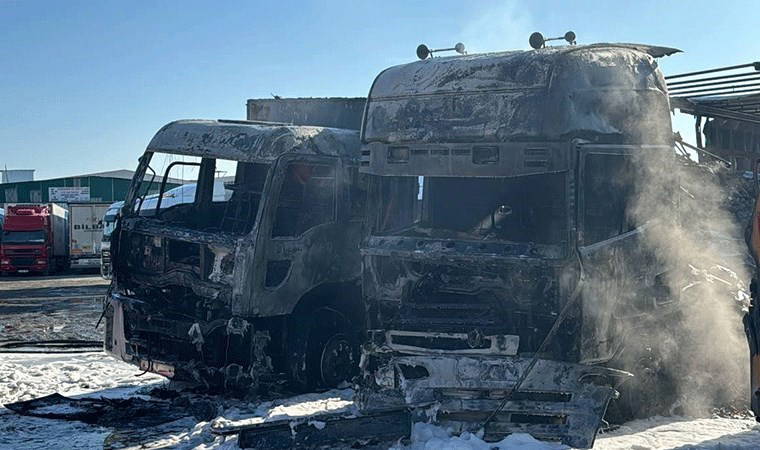 Esenyurt'ta garaj yangını: Bazı araçlar zarar gördü