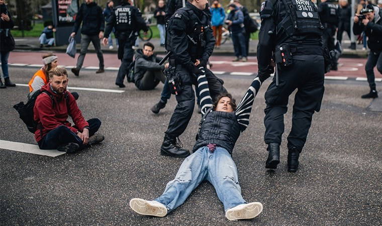 İklim aktivistlerine polis müdahalesi