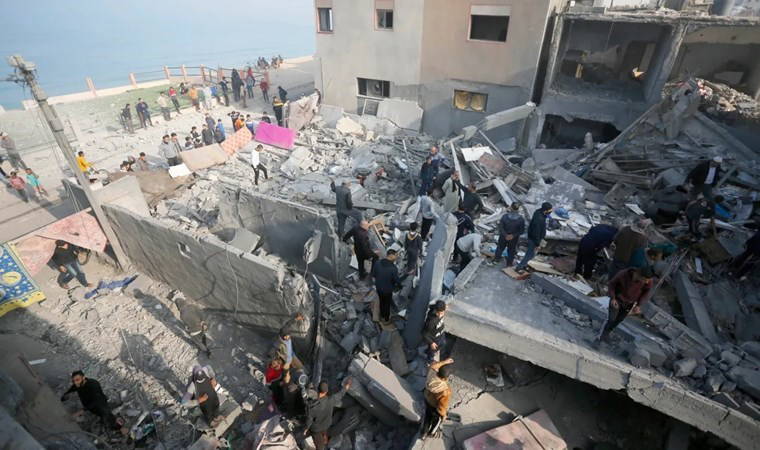 İsrail, Gazze'de evi vurdu: 12 ölü