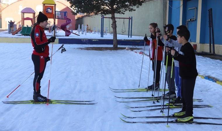 Milli kayakçı Zozan Malkoç, kız çocuklarına umut oluyor: 'Geleceğin milli sporcularını hazırlıyorum'