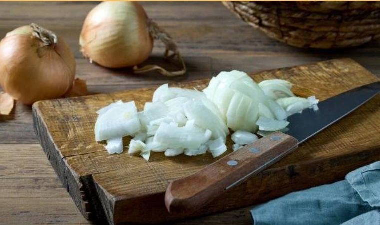 Ellerde kalan soğan ve sarımsak kokusuna birebir çözüm: İşte kokuyu anında kesen o yöntem...