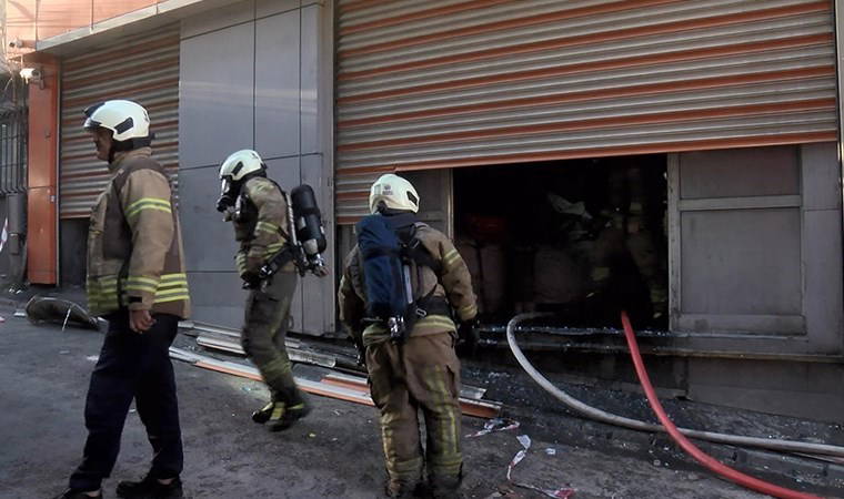 Bayrampaşa'da ham madde deposunda yangın paniği! 1 kişi yaralandı, 19 kişi kurtarıldı...