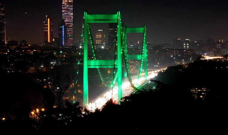 FSM Köprüsü 'İrlanda Milli Günü' için ışıklandırıldı