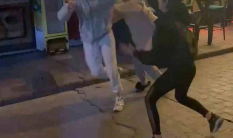 Sevgilisini başkasıyla yakalayan kadın ortalığı birbirine kattı