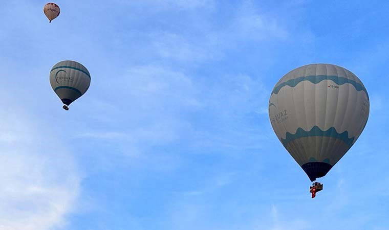 Kapadokya'da balonlar Türk bayrağıyla uçtu