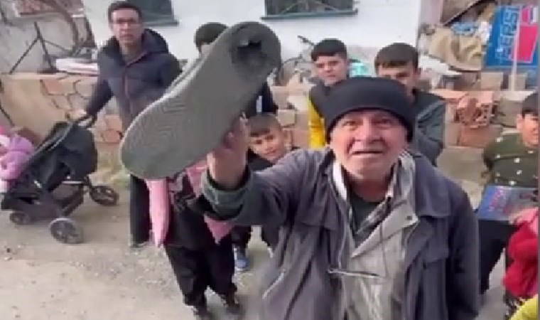 Emekli yurttaş tabanı delik ayakkabısını göstererek isyan etti