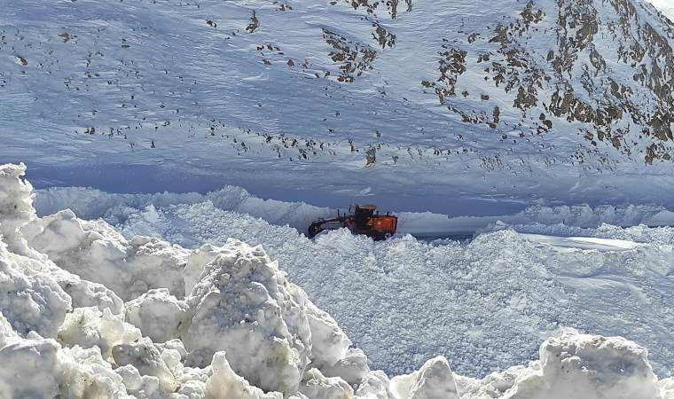 Hakkari-Çukurca karayolu çığ nedeniyle kapandı