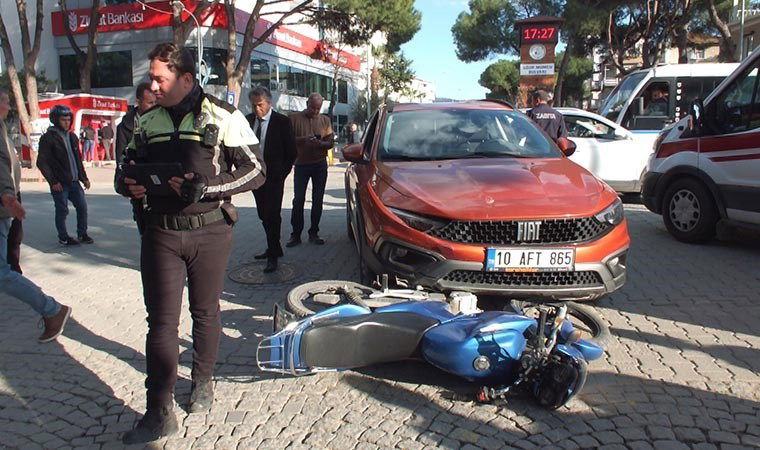 Motosiklet otomobilin altında kaldı: Sürücü yola savruldu
