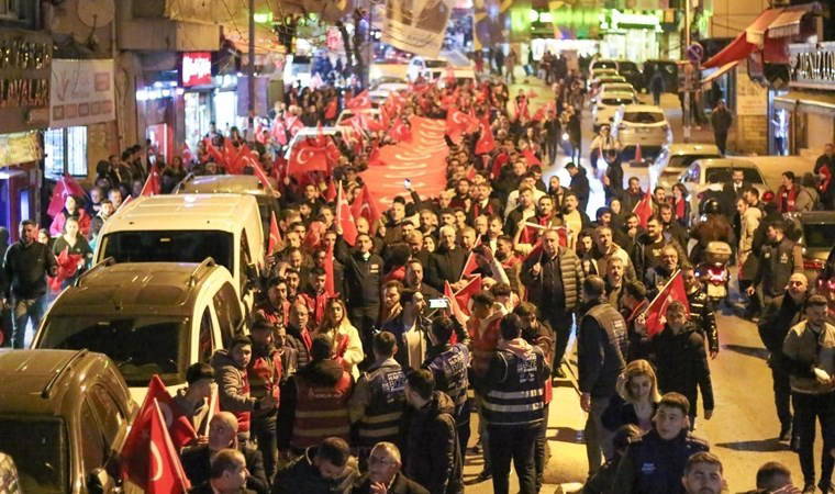Beyoğlu'nda 18 Mart Çanakkale Zaferi'nde bayraklı yürüyüş