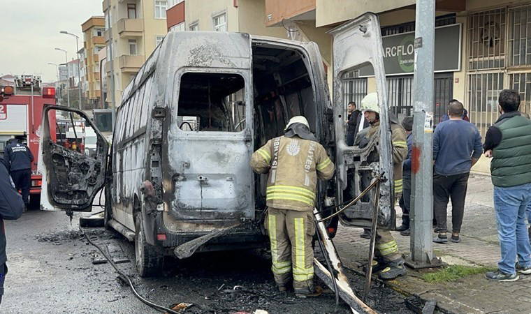 Park halindeki panelvan alev alev yandı