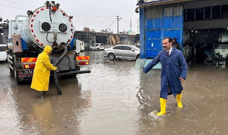 Iğdır'da iş yerlerini su bastı, yollar nehre döndü!