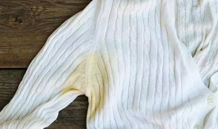 Sararan kıyafetleri beyazlatmanın 6 pratik yolu: Renkleri değiştiği için kıyafetlerinizi çöpe atmaya veda edin...