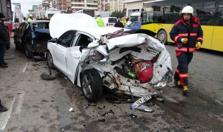 Zincirleme kazada can pazarı: 1’i ağır 5 yaralı