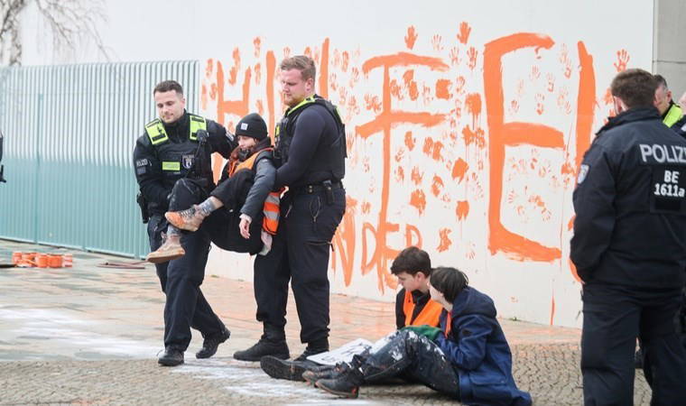 Başbakanlık binasına boyalı eylem: 'İmdat! Sizin çocuklarınız'