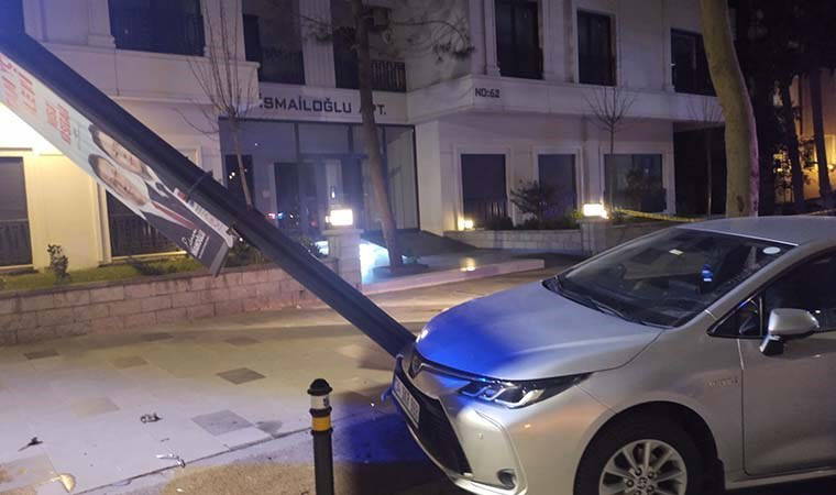 Kadıköy'de feci kaza... Kontrolden çıkan araç park halindeki otomobile çarptı