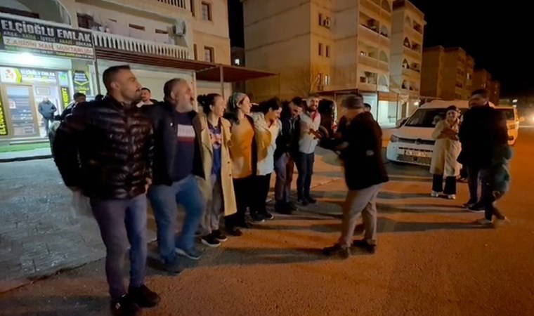 Muhtar adayı sahur vakti mahalleliyi halaya kaldırdı: 'İçimden geldi' dedi